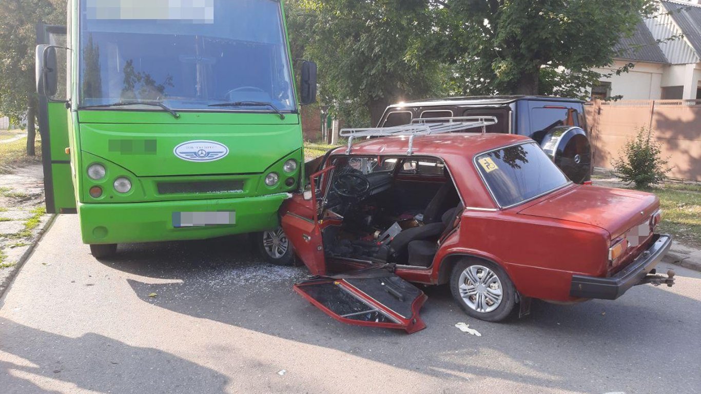 Умер водитель, "влетевший" на "ВАЗ 2101" в маршрутку в Харькове - ДТП 25 августа