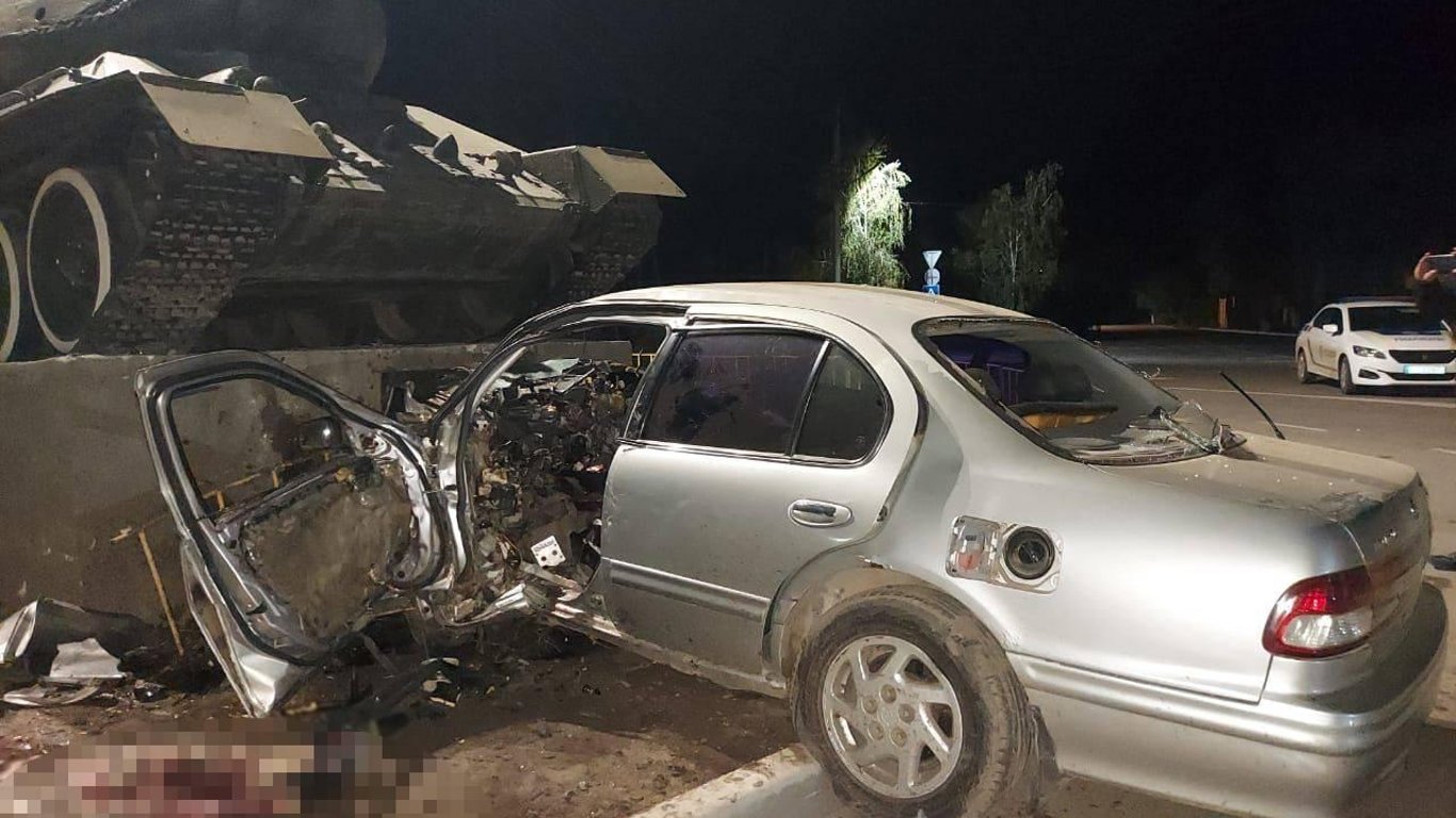 Смертельное ДТП в Одесской области - водитель Nissan протаранил постамент с танком. Видео