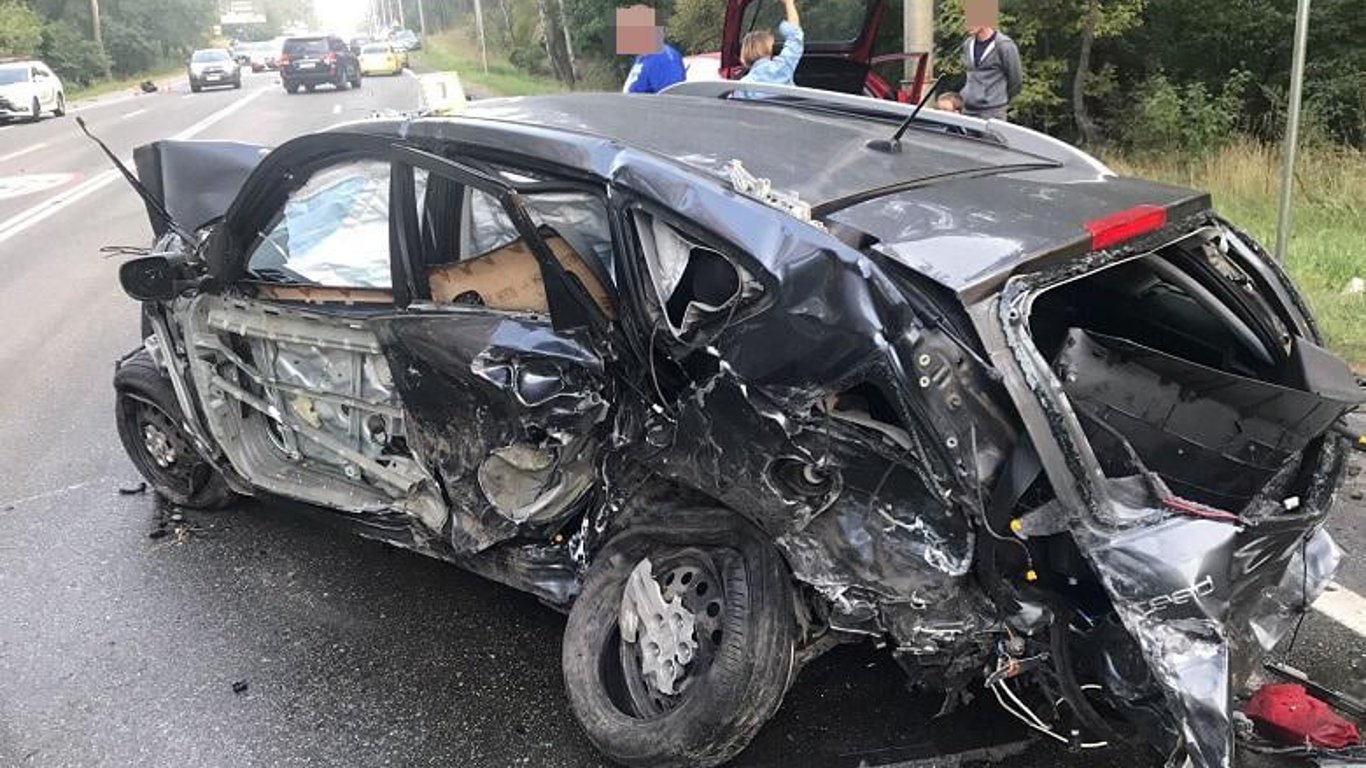 Масштабное ДТП произошло в Голосеевском районе Киева - пострадали пять человек и восемь автомобилей. Фото