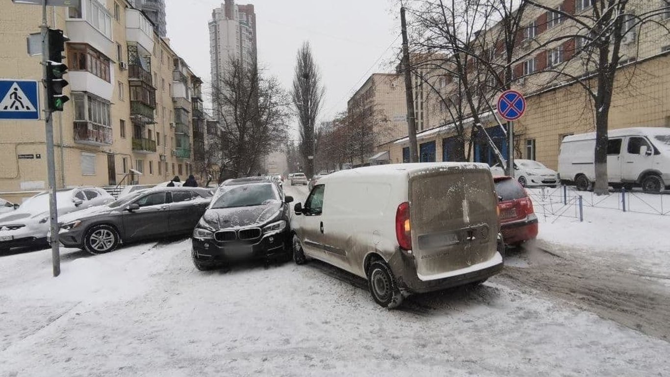 Что происходит на улицах Киева в непогоду — в столице парализовано движение