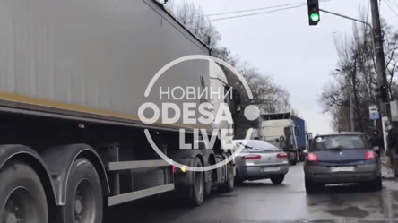 Вранці в Одесі сталися дві ДТП з фурами: дороги скували затори. Відео - 285x160