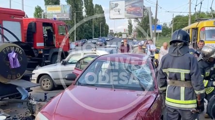 В Одессе произошло ДТП на трамвайных путях с участием трех автомобилей: пострадали пешеходы. Видео - 285x160