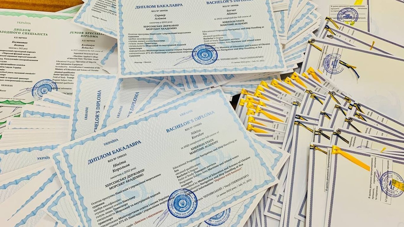 Усі за дипломами: випускникам Херсонської морської академії видадуть дипломи в Одесі