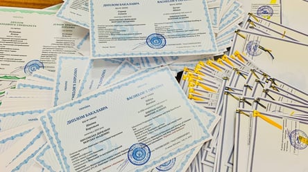 Усі за дипломами: випускникам Херсонської морської академії видадуть дипломи в Одесі - 285x160