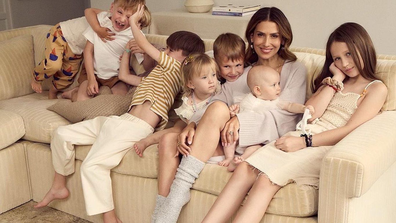 Жена Алека Болдвина снялась в нежной фотосессии с их семью детьми