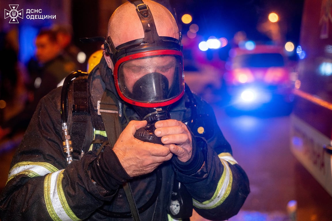 Вогонь у центрі Одеси — з’явилися фото з місця події - фото 2