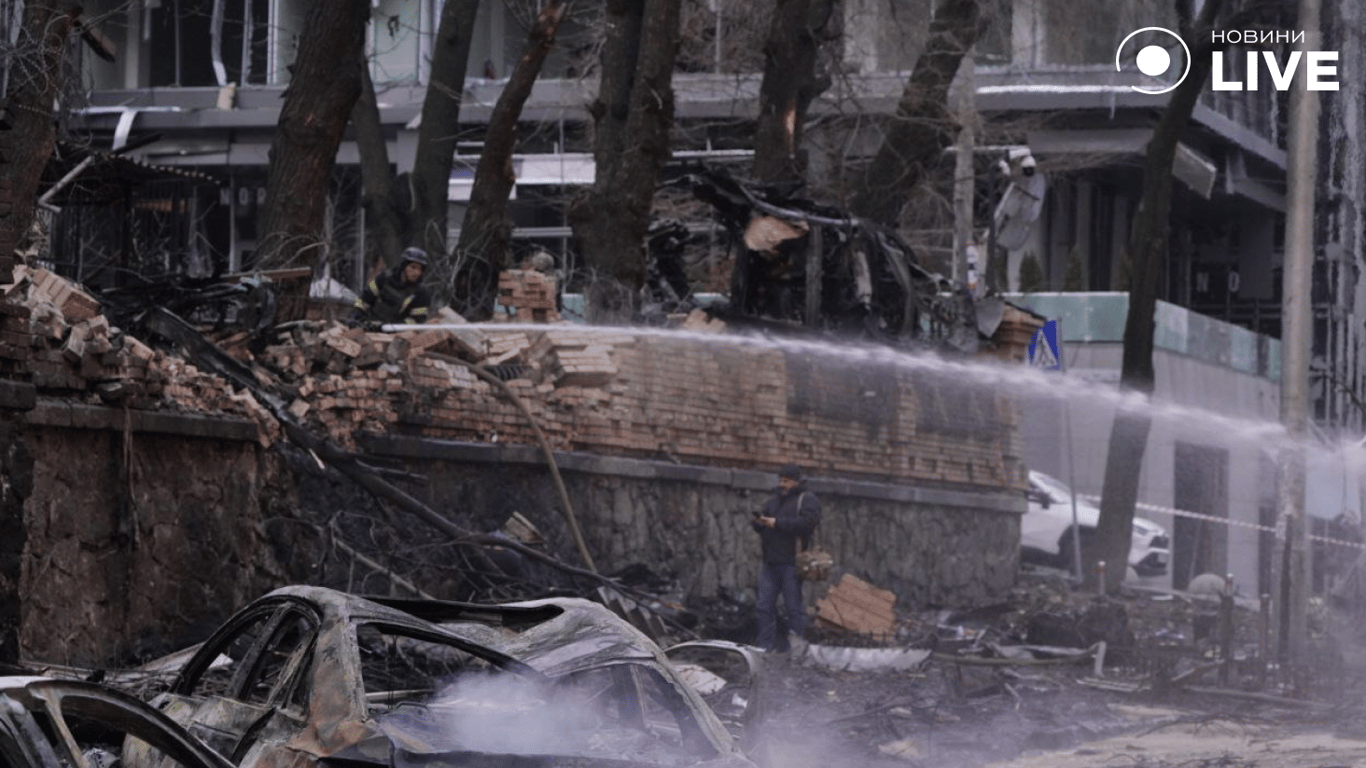 Фоторепортаж із Києва: наслідки атаки балістичними ракетами