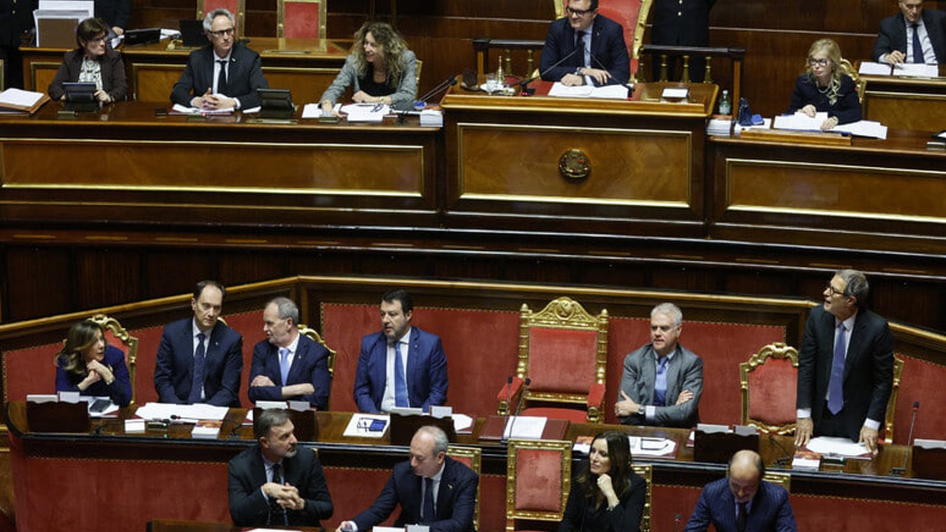 Сенат Италии одобрил продолжение военной помощи Украине