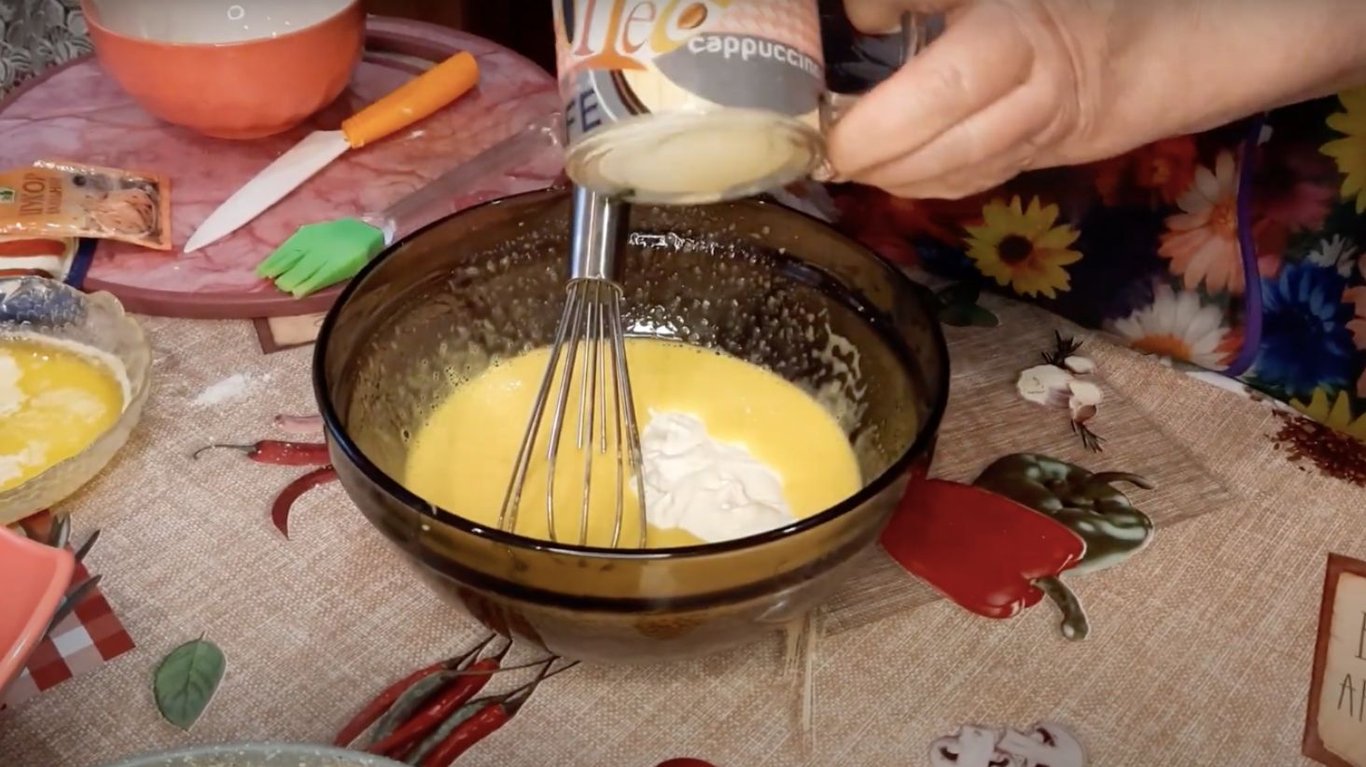 яйця, цукор та борошно