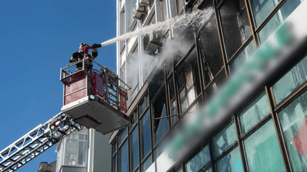 У Києві сталася пожежа в офісному центрі — рятувальники показали фото наслідків - 285x160