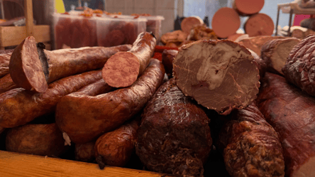 В Одессе на рынке подешевели копчености — какие цены сейчас - 285x160