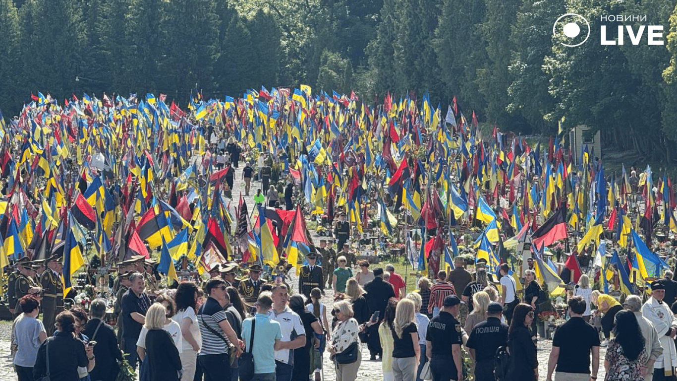 На Лычаковском кладбище 23 мая возложили цветы к могилам Героев