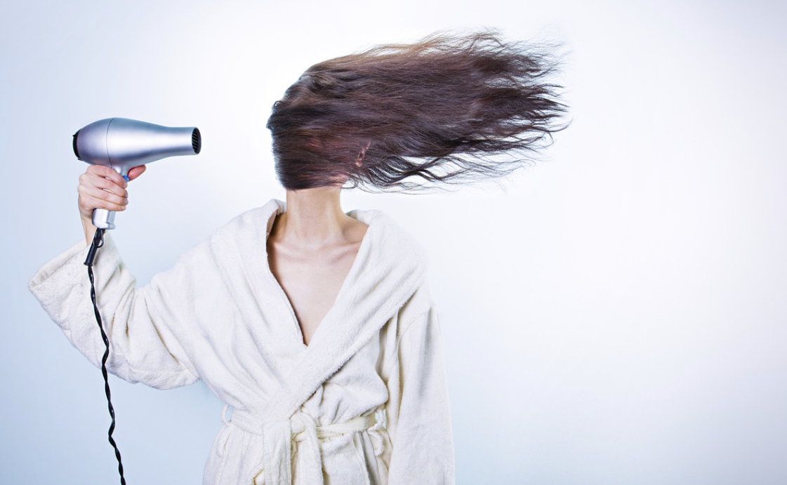 Як правильно сушити мокре волосся