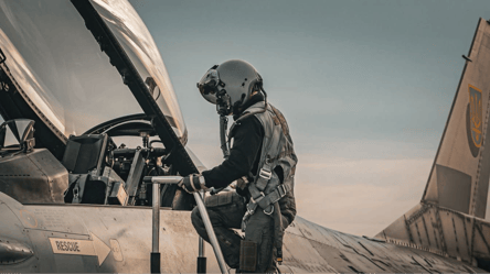 Авіаексперт: ЗСУ не вистачає бойових льотчиків - 290x166
