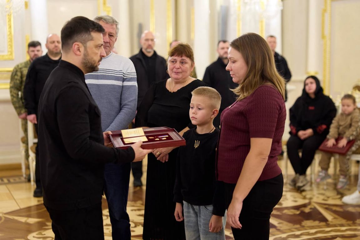 Зеленський вручає нагороду сімʼї полеглого воїна