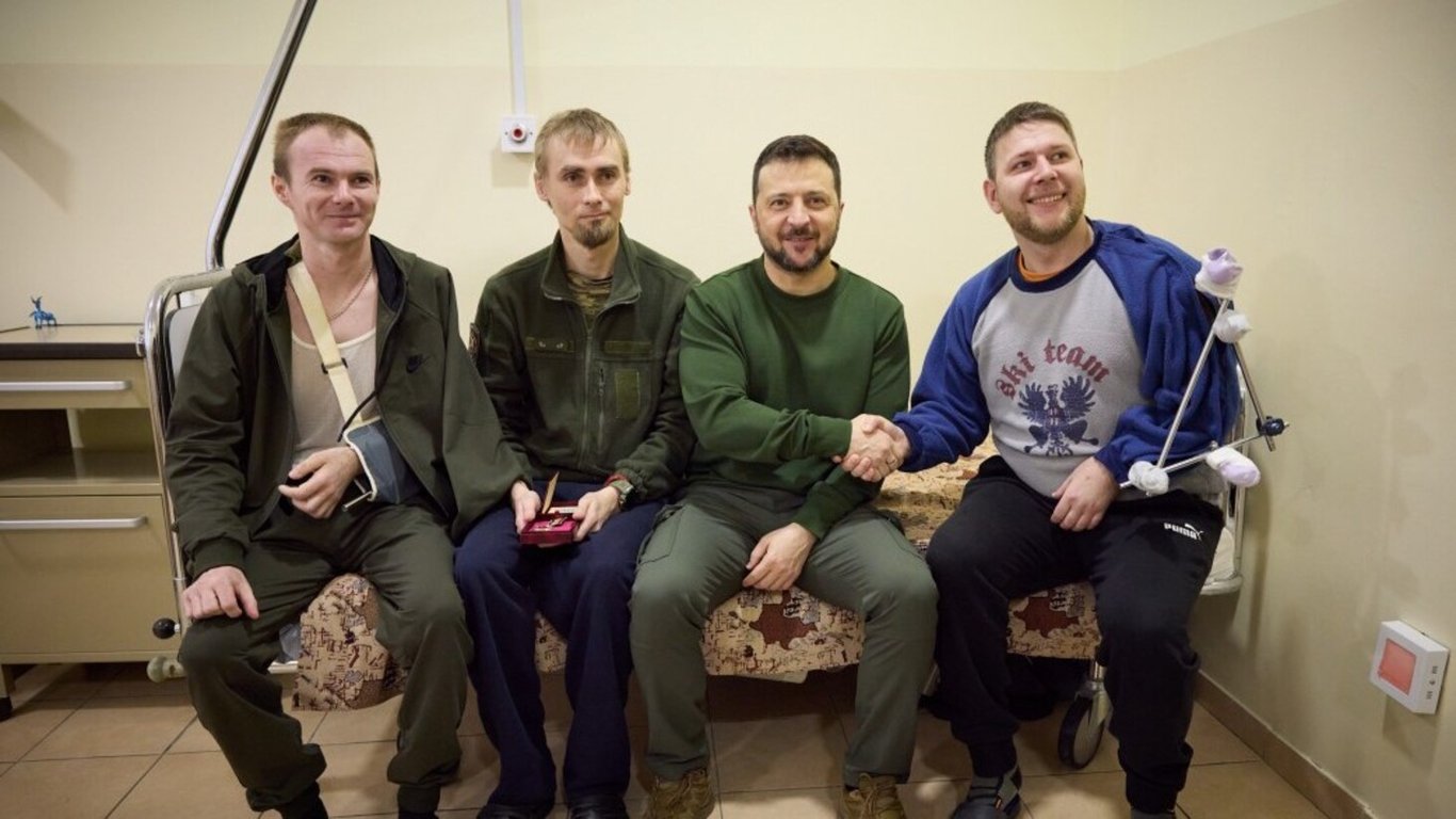 Зеленский посетил раненых военных в Сумской области