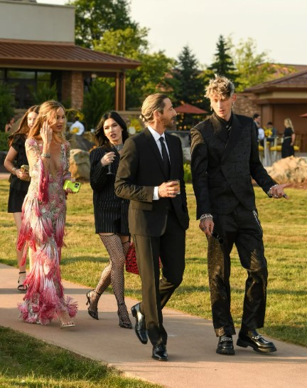 У стриманому костюмі та панчохах — зваблива Меган Фокс відвідала вечірку у спокусливому образі - фото 2