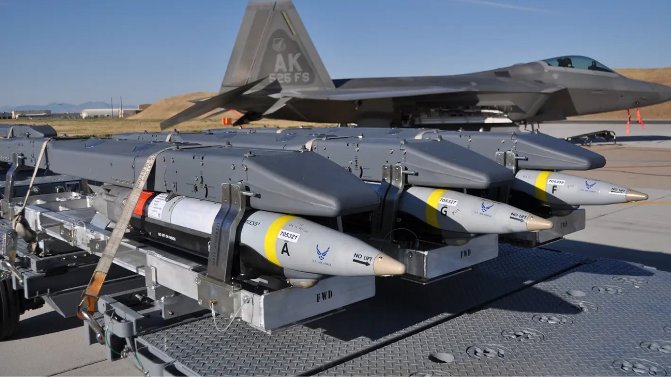 США готовят новый пакет военной помощи, в который войдут ракеты большей дальности, пишет Reuters.
