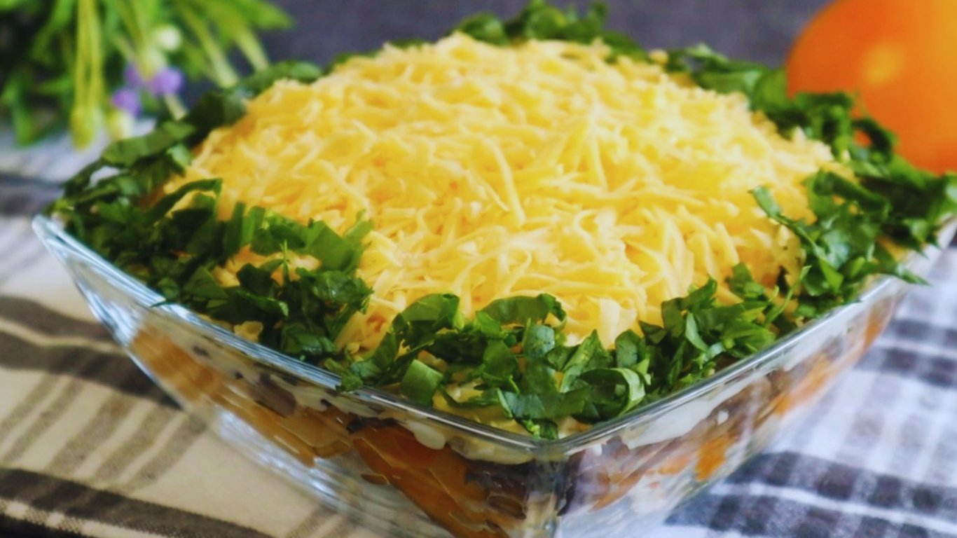 Салат Рапсодія — ідеальний рецепт святкового салату з куркою, грибами та яблуком