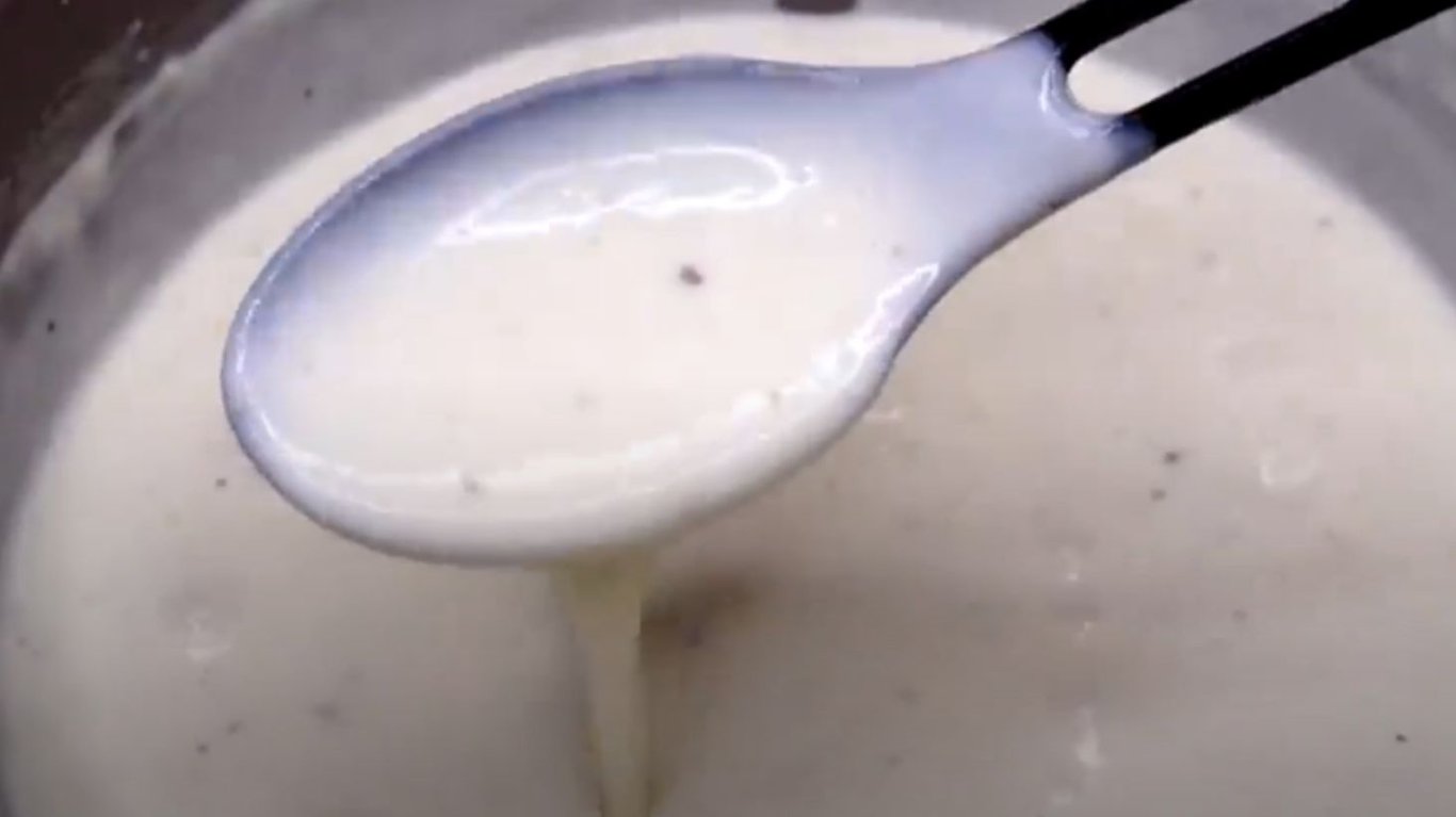 смачна класична італійська лазанья з соусом бешамель