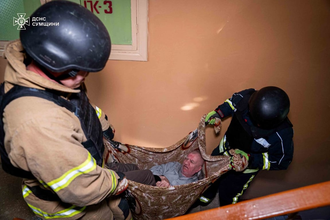 Евакуація постраждалих. Фото: ДСНС