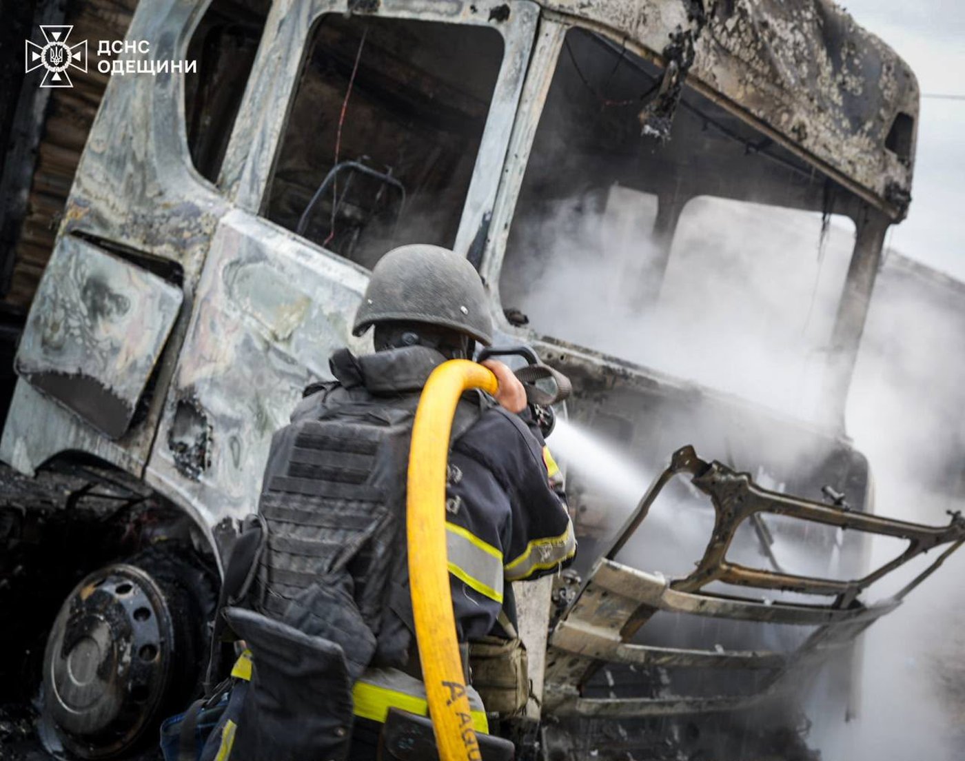 Пожежник гасить вогонь в вантажівці внаслідок російської атаки на Одеську область 8 липня 2026 року