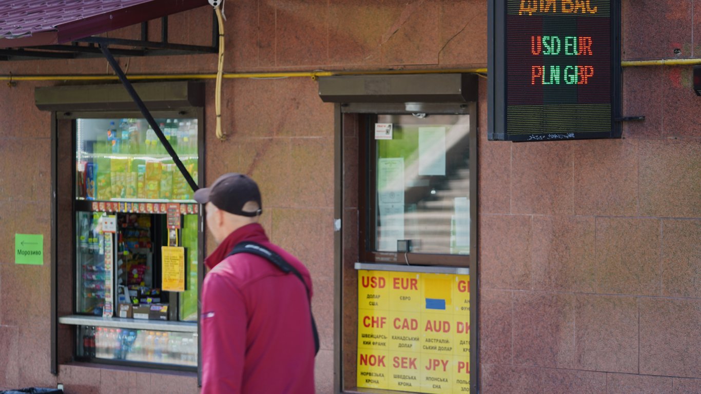 Ощадбанк не возитиме готівку з ЄС: експерт сказав, чи буде дефіцит валюти