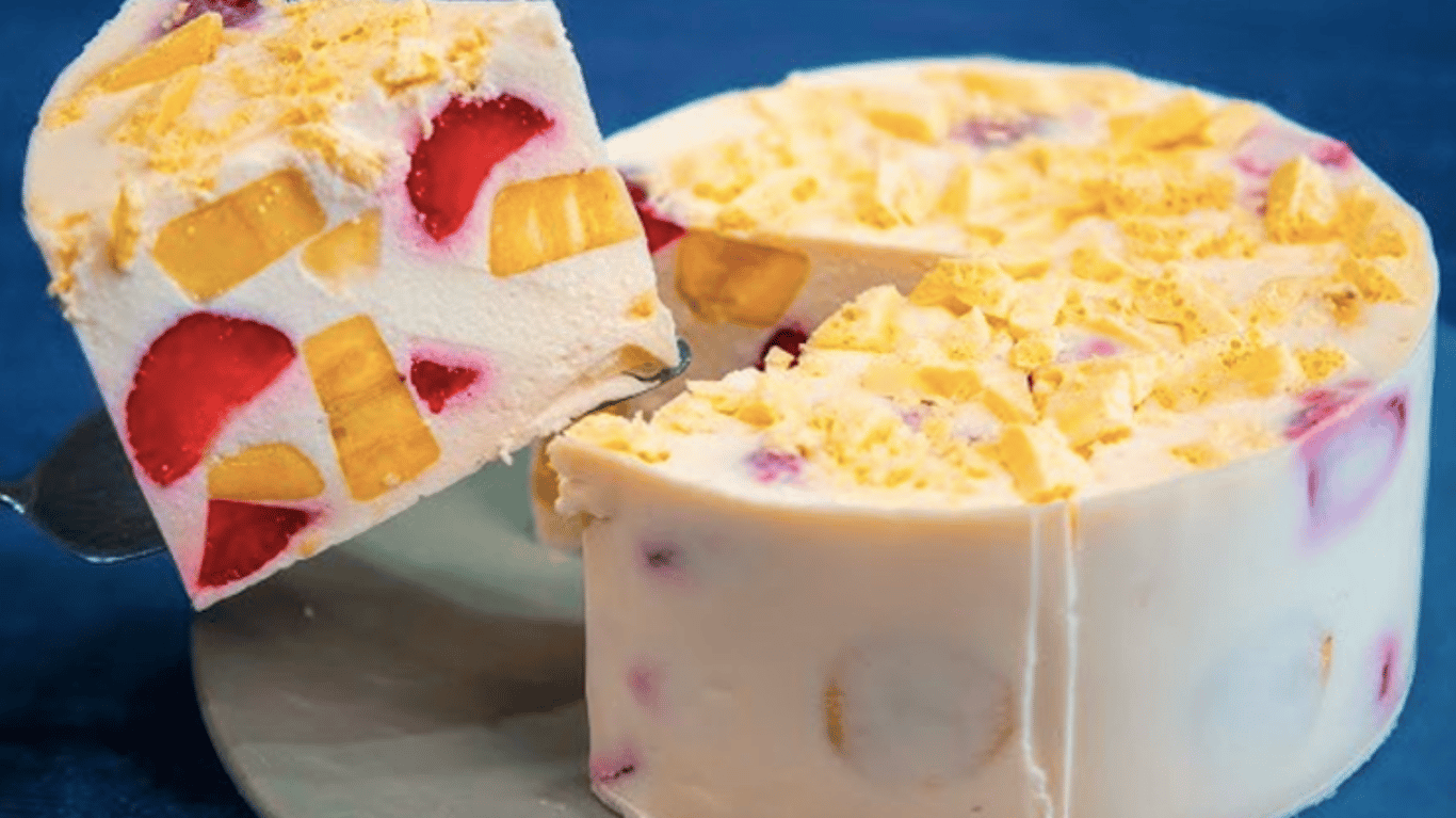 простий сирно-фруктовий торт Бите скло з полуницею та бананами 