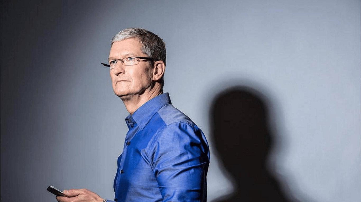Исполнительному директору Apple Тиму Куку урезали зарплату на 40%