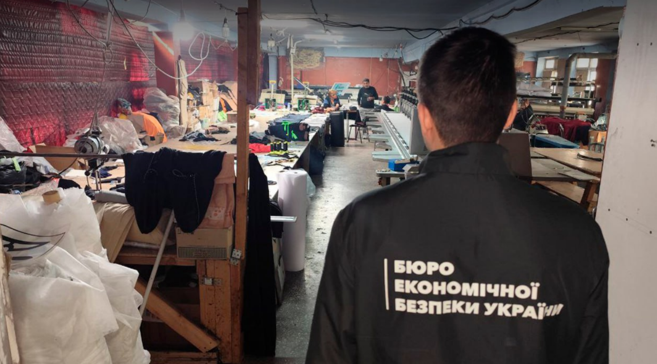 Детективи БЕБ провели обшуки в цеху в Одесі