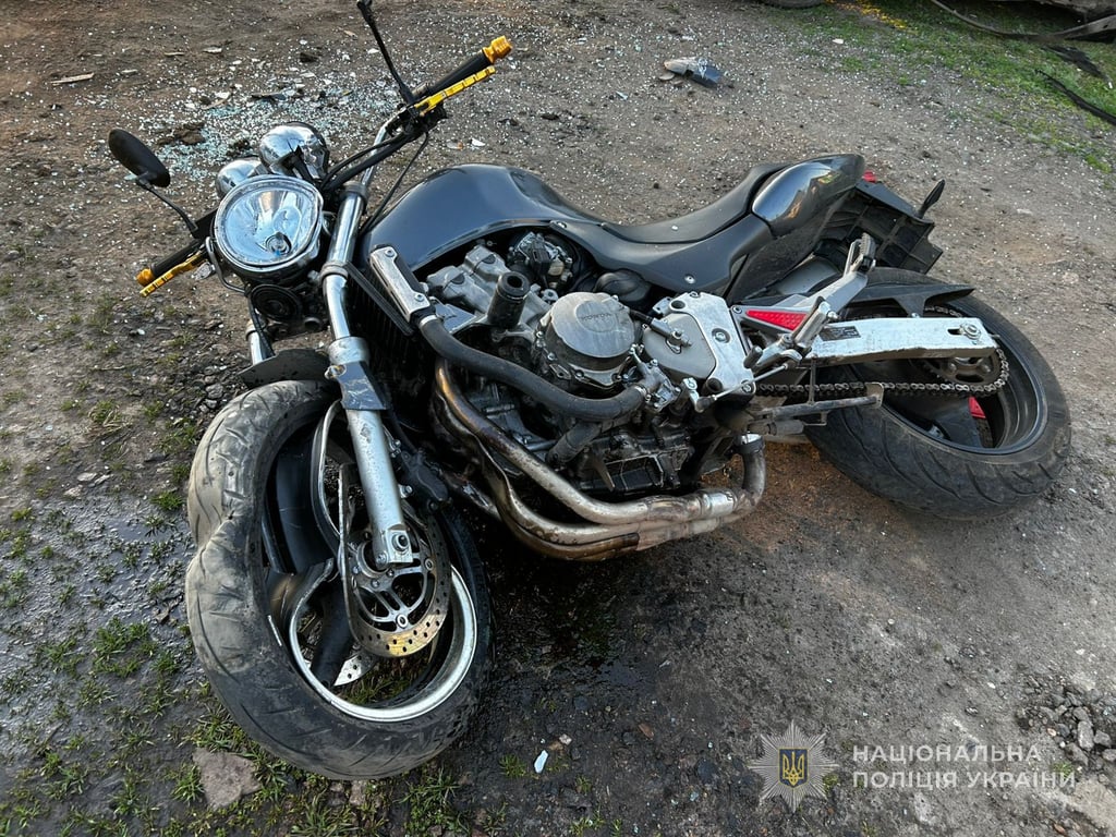 Мотоцикл, який зіткнувся з автівкою на Одещині
