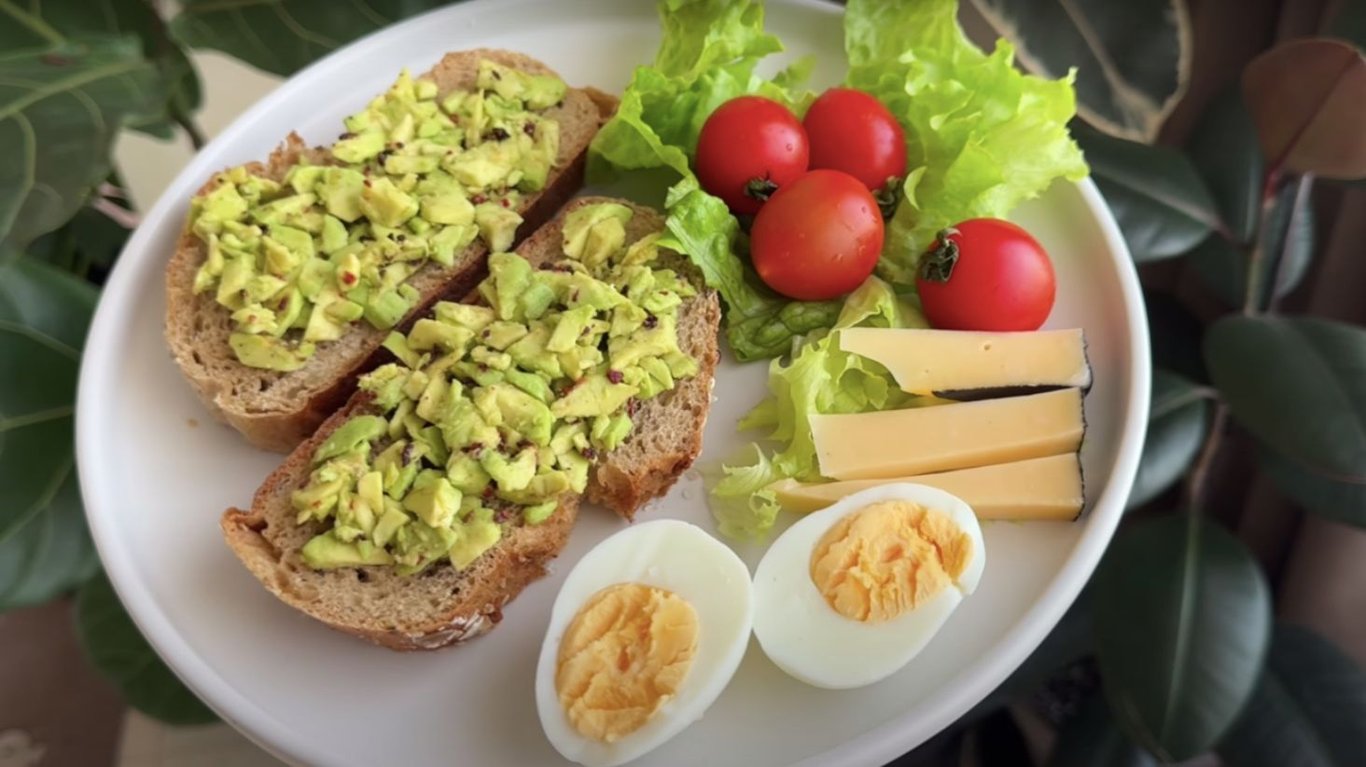 Тости з авокадо на сніданок