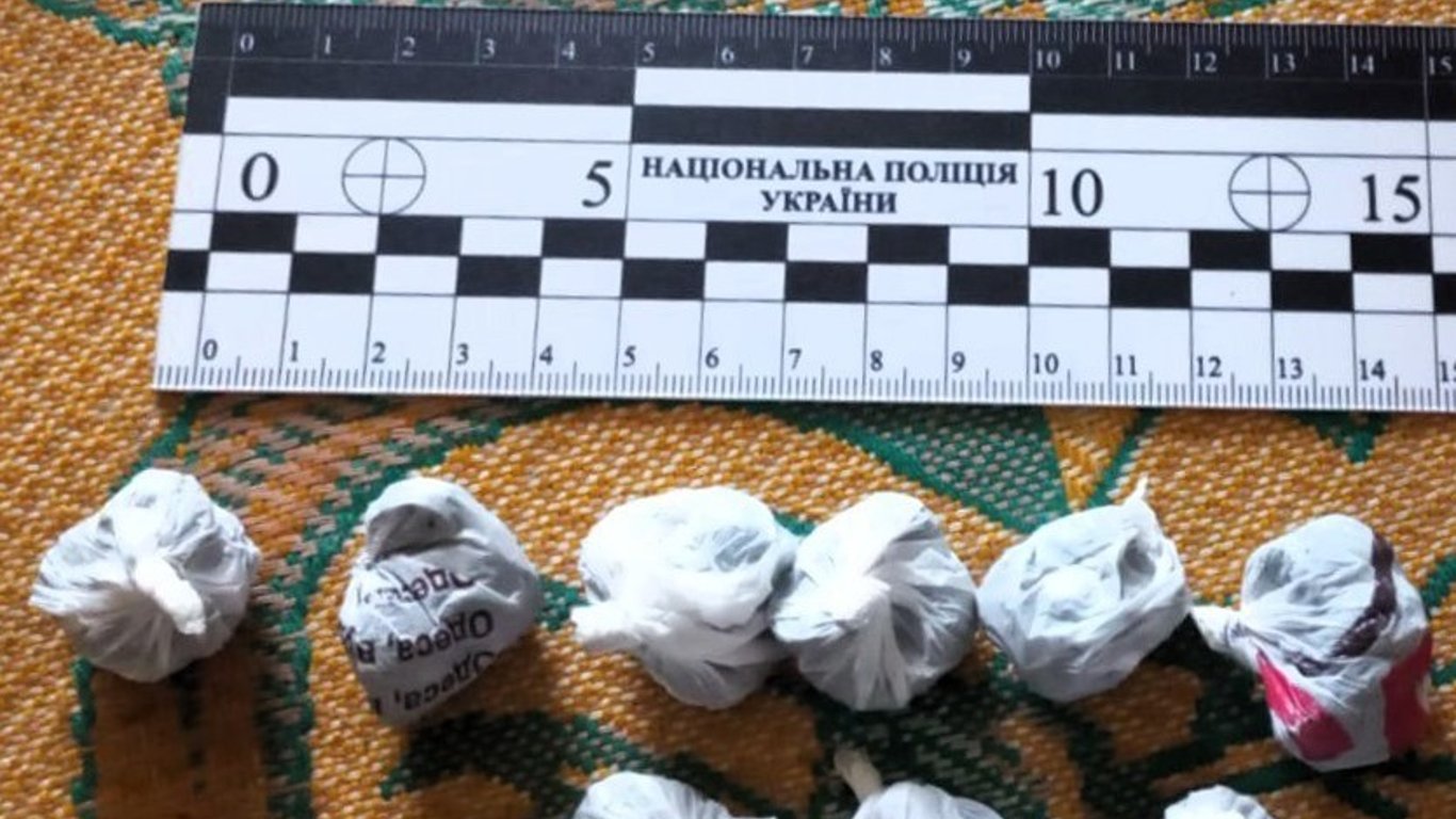 Печиво із сюрпризом — в Одесі затримали чоловіка, який намагався передати наркотики в СІЗО