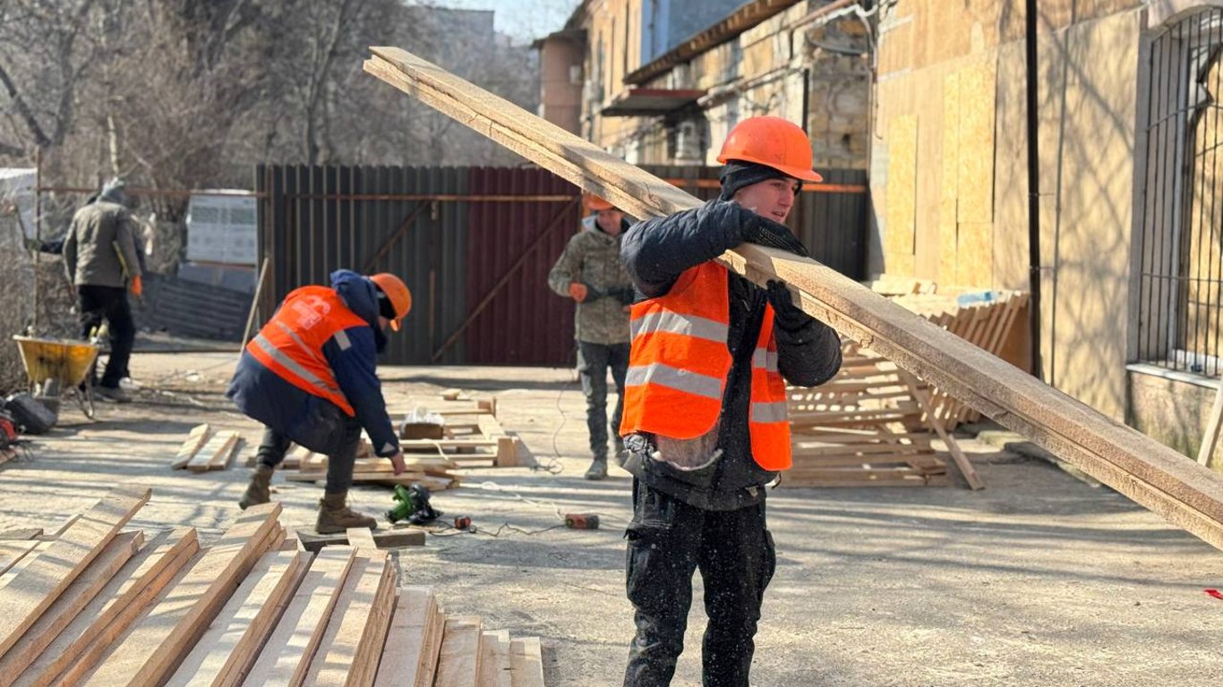 Ремонтують постраждалий від обстрілів будинок в Одесі