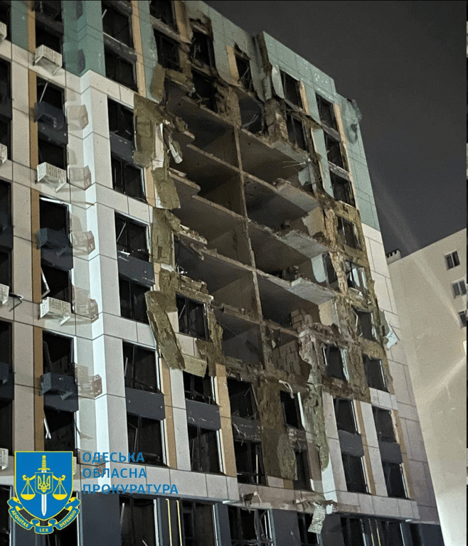 Недобудова, яка зазнала пошкоджень через ракетний удар