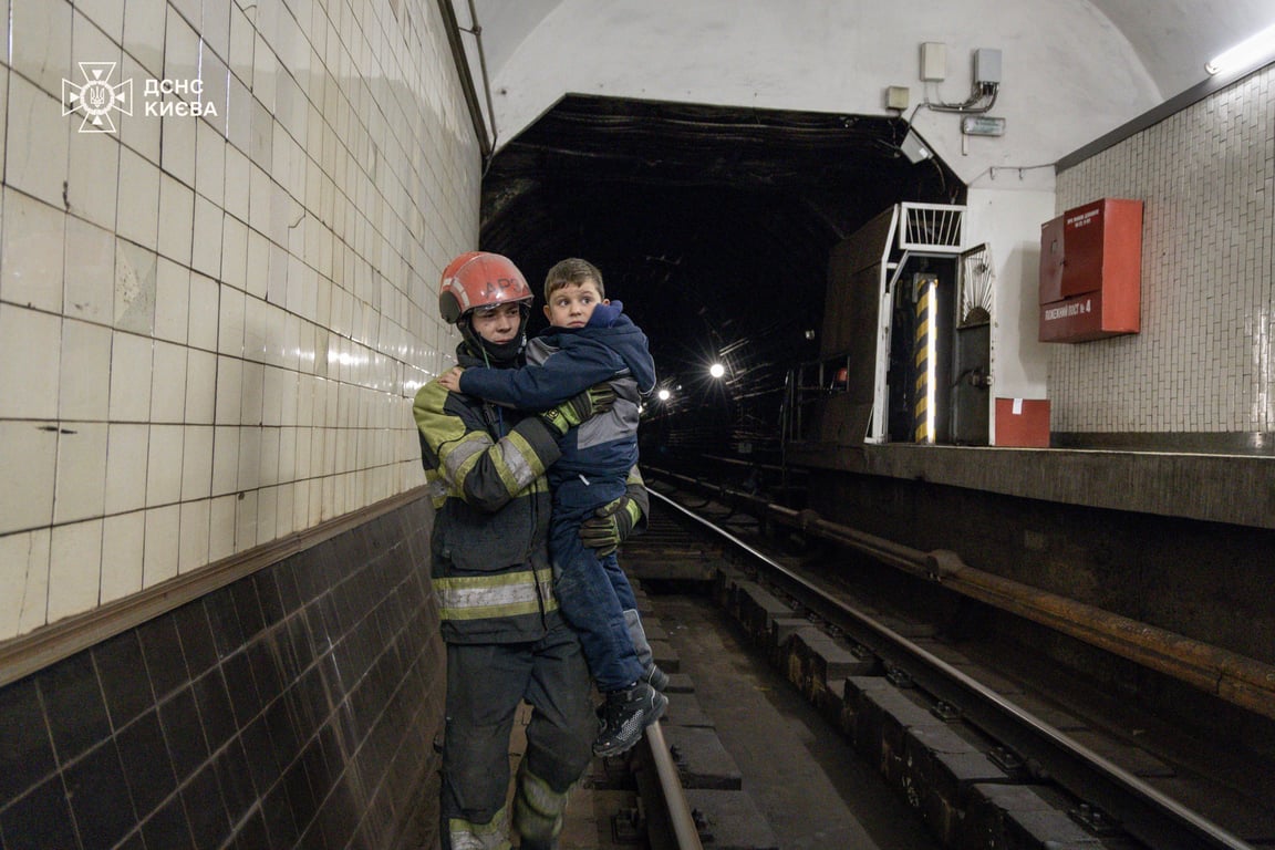 У Києві під час зупинки потягів  з метро вивели понад 500 людей - фото 5