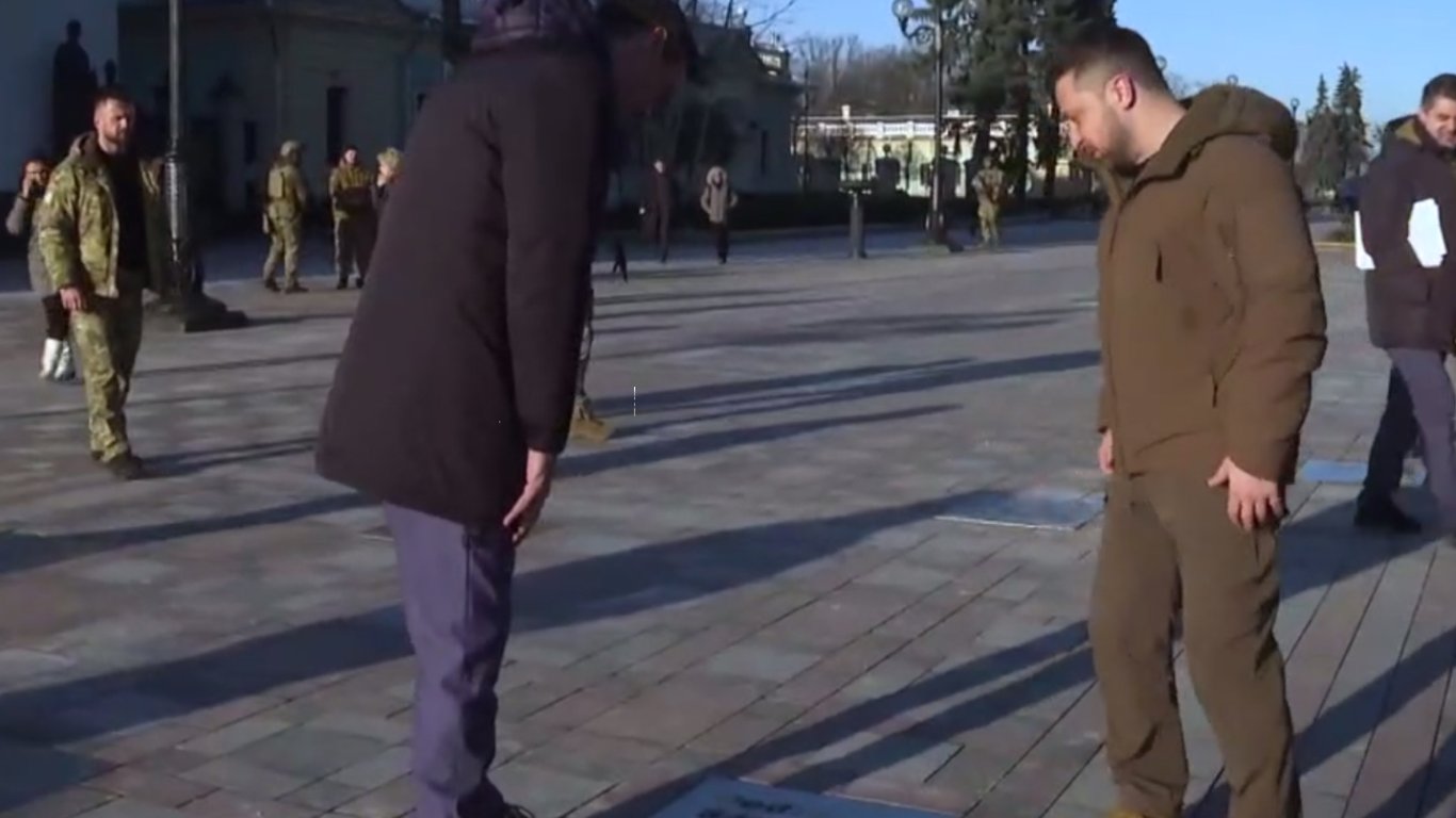На Алеї сміливості в Києві 23 лютого відкрили табличку на честь прем'єр-міністра Іспанії Педро Санчеса