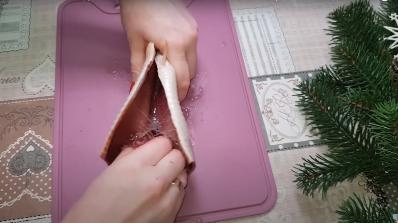 как почистить селедку быстро и без костей
