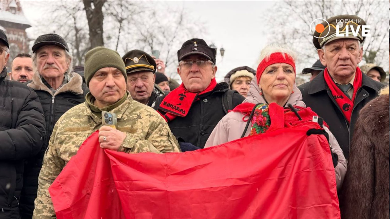 Во Львове почтили память Бандеры в день его рождения — фото - фото 2
