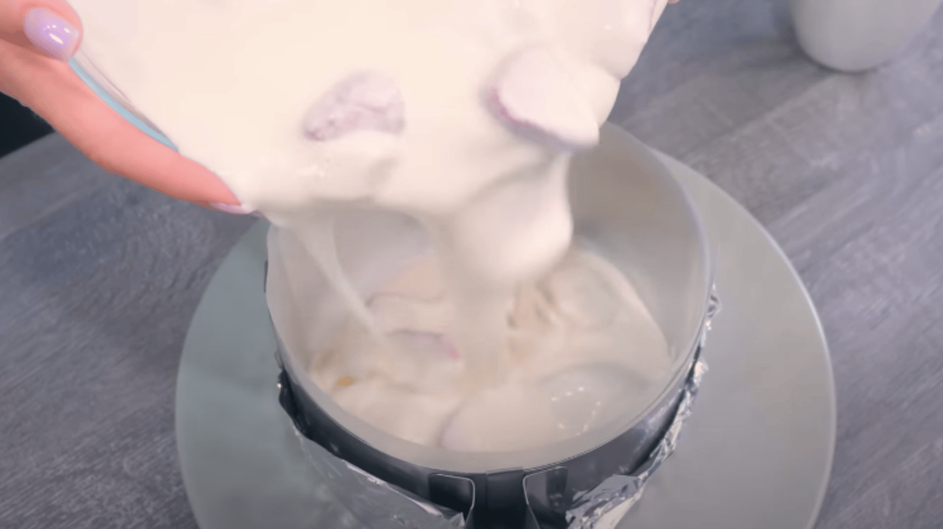 сирно-фруктовий торт Бите скло з полуницею та бананами 