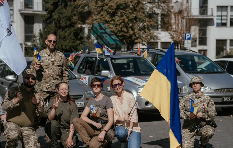 В Харькове прошел ЛГБТ-автопробег с участием военных — каждая из колонн символизировала призыв - фото 6