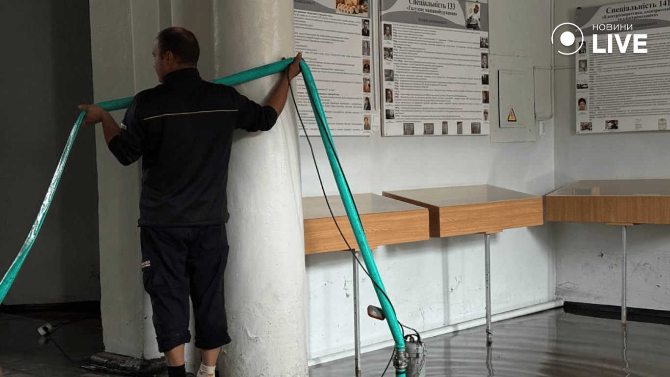 Чоловік відкачує воду