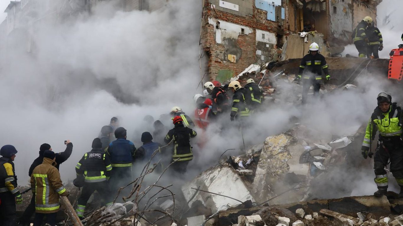 В Харькове спасатели достали из-под завалов тела двух погибших