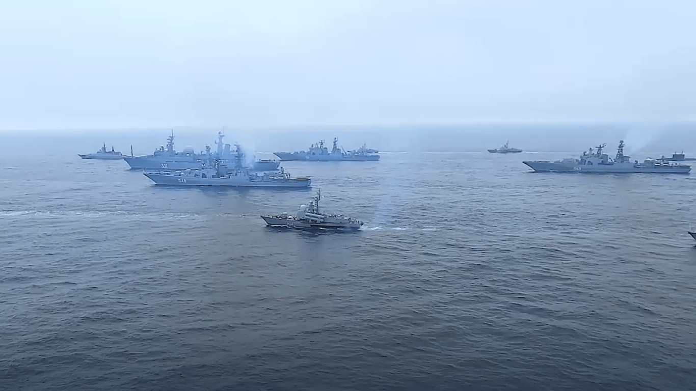В Черном море на боевом дежурстве 6 вражеских кораблей