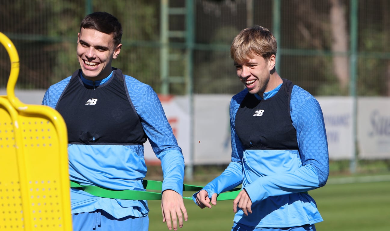 Матвей Пономаренко (слева) работает на тренировке "Динамо"