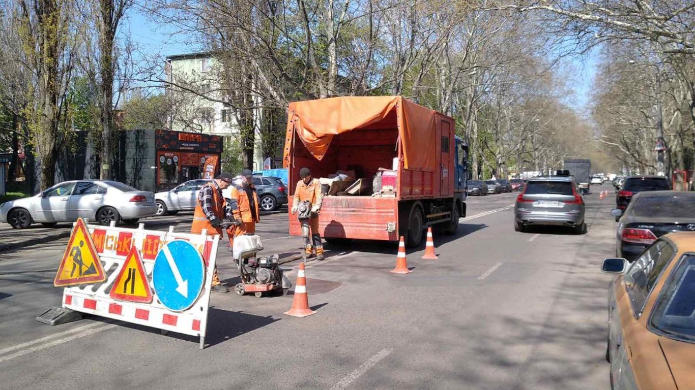 Дорожники Одессы работают на локациях: какие участки дорог водителям лучше объезжать