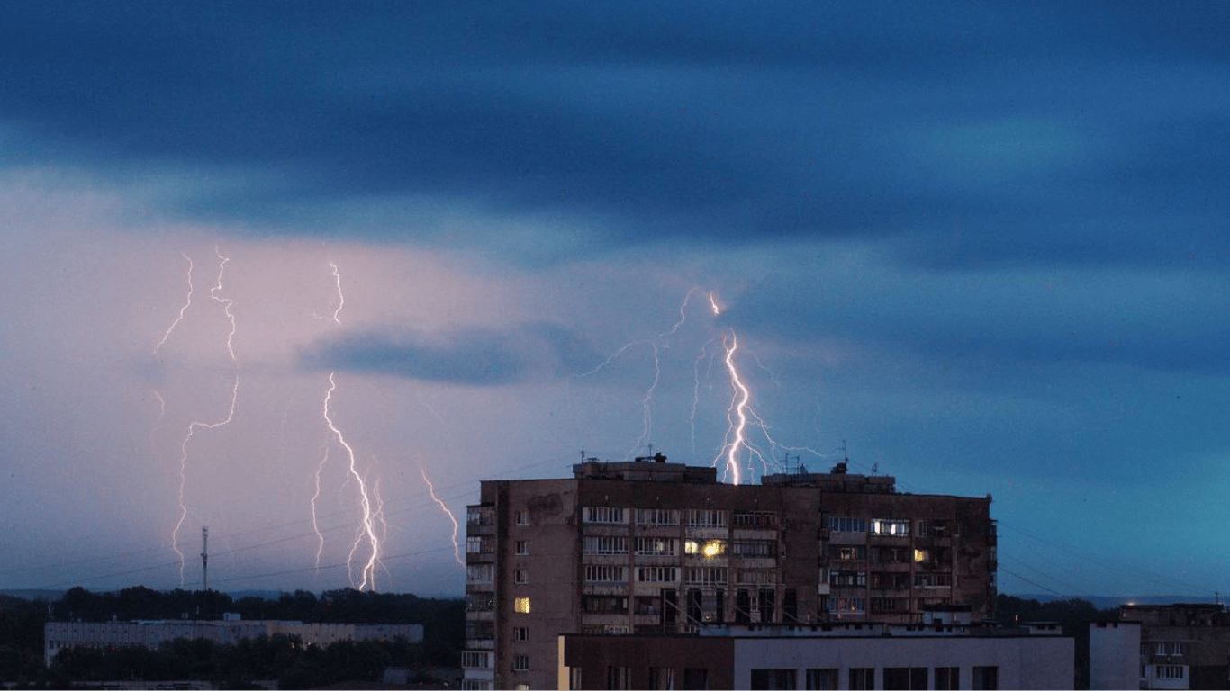 Наслідки негоди на Львівщині 14 липня — пожежі, знеструмлення, зміни у русі транспорту