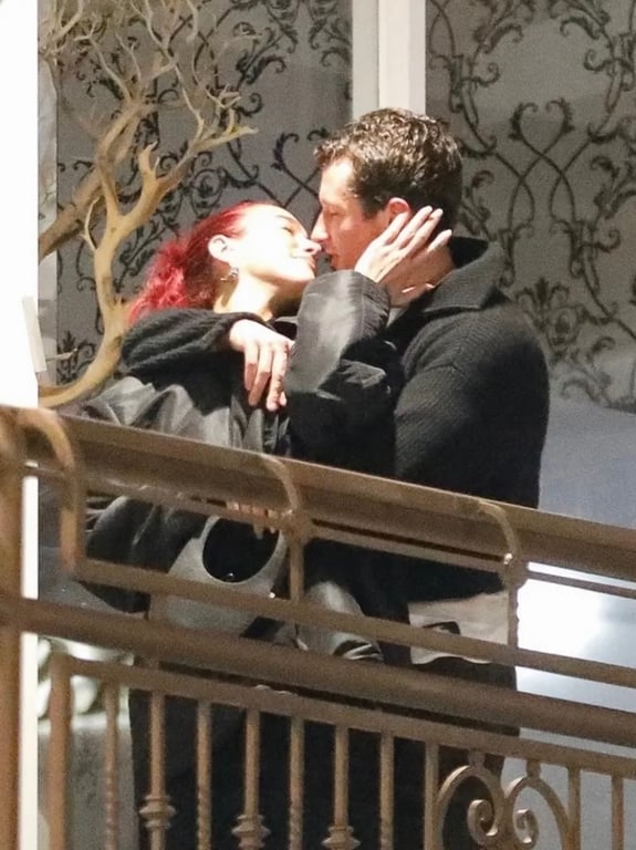 Дуа Липа и Каллум Тернер целуются. Фото: TMZ.