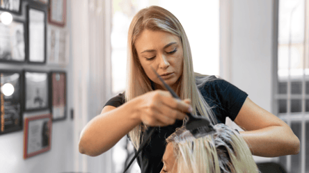 Когда лучше красить волосы в октябре 2025 — лунный календарь - 285x160