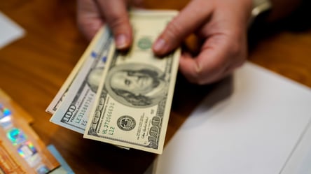 Купюри 100 доларів 1996 року: чи можна обміняти валюту старого зразка - 285x160